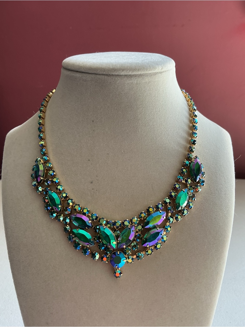VNTG Iridescent Rhinestone Gold Tone Necklace 34.4g